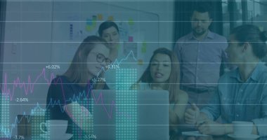 Mali veriler ve borsa trendleri toplantıda iş dünyasının imajını gölgeliyor. Finans, takım çalışması, işbirliği, veri analizi, çizelgeler, grafikler