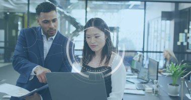 Çeşitli meslektaşların modern ofiste çalışmaları tartışması üzerine iş verileri işleme imajı. Takım çalışması, işbirliği, işyeri, teknoloji, tartışma, toplantı