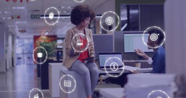 Muhtelif meslektaşların ofiste konuştuğu iş ikonlarının resmi. Teknoloji, iş ve dijital arayüz kavramı dijital olarak oluşturulmuş görüntü.