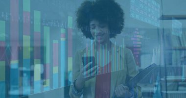 Akıllı telefon ve dokümanları elinde tutan bir iş kadını, ofis üzerinde finansal veri işleme görüntüsü. finans, teknoloji, şirket, meslek, analiz, yürütme