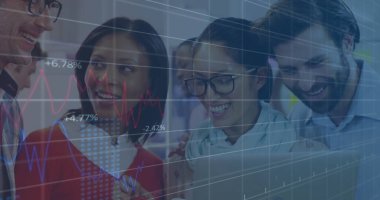 Finansal veriler ve borsa imajı ile çeşitli iş adamlarının işbirliği yapması. Finans, işbirliği, takım çalışması, çeşitlilik, yatırım, analiz