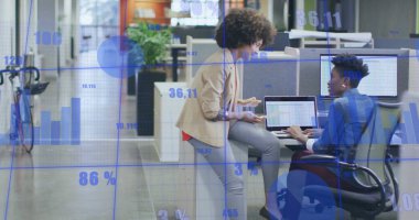 Ofisteki çeşitli iş adamlarıyla ilgili finansal veri işleme resmi. Küresel finans, iş, bağlantılar, hesaplama ve veri işleme kavramı dijital olarak oluşturuldu.