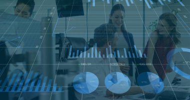 Ofisteki çeşitli iş adamlarıyla ilgili finansal veri işleme resmi. Küresel finans, iş, bağlantılar, hesaplama ve veri işleme kavramı dijital olarak oluşturuldu.