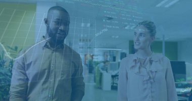 Ofiste iş tartışması yapan çeşitli meslektaşların mali veri işleme görüntüsü. Küresel iş, finans ve dijital arayüz kavramı dijital olarak oluşturulmuş görüntü.