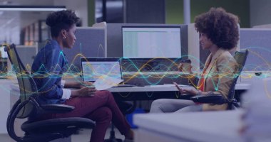 Ofiste birlikte çalışan çeşitli iş adamlarının veri işleme görüntüsü. Küresel finans, iş, bağlantılar, hesaplama ve veri işleme kavramı dijital olarak oluşturuldu.