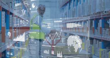 Depo çalışanı rafların üzerinde tablet, veri analizi ve lojistik görüntü kullanıyor. Envanter, teknoloji, otomasyon, yönetim, verimlilik, depolama