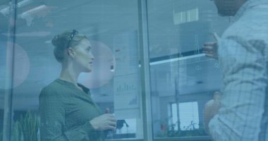 Ofisteki çeşitli iş adamlarıyla ilgili finansal veri işleme resmi. Küresel finans, iş, bağlantılar, hesaplama ve veri işleme kavramı dijital olarak oluşturuldu.