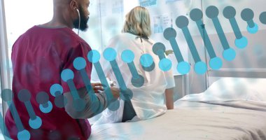 Üst düzey kadın hastanın sırtında steteskop kullanan çeşitli erkek doktorların üzerindeki DNA görüntüsü. Kontrol et, dijital arayüz, bağlantı, hastane ve sağlık hizmetleri, dijital olarak oluşturulmuş görüntü.