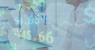 Kafkas kadın doktorların hastalarla konuştuğu veri işleme görüntüsü. Küresel tıp ve dijital arayüz kavramı dijital olarak oluşturulmuş görüntü.