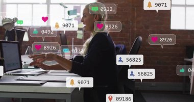 Ofiste çalışan bir kadın hakkında sosyal medya bilgilendirme resmi. Teknoloji, işyeri, dijital, iletişim, iş dünyası, çoklu görev