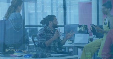 Ofisteki çeşitli iş adamlarıyla ilgili finansal veri işleme resmi. Küresel finans, iş, bağlantılar, hesaplama ve veri işleme kavramı dijital olarak oluşturuldu.