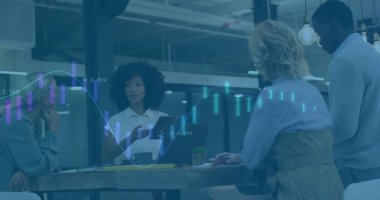 Ofisteki çeşitli iş adamlarıyla ilgili finansal veri işleme resmi. Küresel finans, iş, bağlantılar, hesaplama ve veri işleme kavramı dijital olarak oluşturuldu.