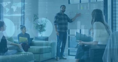 Ofisteki çeşitli iş adamlarıyla ilgili finansal veri işleme resmi. Küresel finans, iş, bağlantılar, hesaplama ve veri işleme kavramı dijital olarak oluşturuldu.