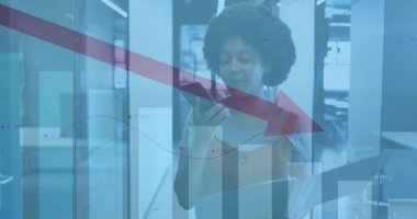 Telefonda konuşan ve belgeleri tutan bir kadın, mali grafik görüntüsünü reddeden bir kadın. İş, şirket, stres, kriz, ekonomi, düşüş