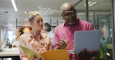 Yaratıcı ofiste çalışan çeşitli meslektaşların veri işleme görüntüsü. İş, takım çalışması ve dijital arayüz kavramı dijital olarak oluşturulmuş görüntü.