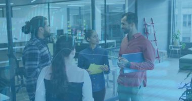 Ofisteki çeşitli iş adamlarıyla ilgili finansal veri işleme resmi. Küresel finans, iş, bağlantılar, hesaplama ve veri işleme kavramı dijital olarak oluşturuldu.