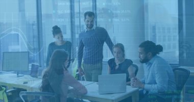 Ofisteki çeşitli iş adamlarıyla ilgili finansal veri işleme resmi. Küresel finans, iş, bağlantılar, hesaplama ve veri işleme kavramı dijital olarak oluşturuldu.