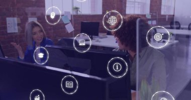 Muhtelif meslektaşların ofiste konuştuğu iş ikonlarının resmi. Teknoloji, iş ve dijital arayüz kavramı dijital olarak oluşturulmuş görüntü.