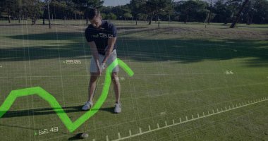 Golf sahasındaki beyaz erkek golfçünün dijital veri işleme görüntüsü. Küresel spor, bağlantılar, hesaplama ve veri işleme kavramı dijital olarak oluşturulmuş görüntü.