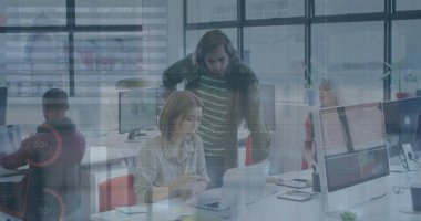 Ofisteki çeşitli iş adamlarıyla ilgili finansal veri işleme resmi. Küresel finans, iş, bağlantılar, hesaplama ve veri işleme kavramı dijital olarak oluşturuldu.