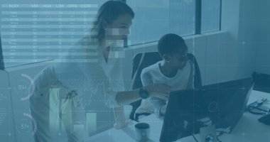 İş veri analizi, iş arkadaşlarının ofis masasında iş görüşmesi üzerine görüntü analizi yapıyor. Analiz, takım çalışması, işbirliği, beyin fırtınası, yenilik, strateji