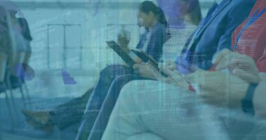 Ofisteki çeşitli iş adamlarıyla ilgili finansal veri işleme resmi. Küresel finans, iş, bağlantılar, hesaplama ve veri işleme kavramı dijital olarak oluşturuldu.