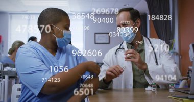 Sağlık uzmanlarının hastanede tartıştığı tıbbi veri görüntüsü. teknoloji, dijital, yenilik, doktorlar, takım çalışması, tartışma