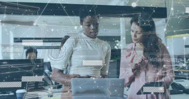 Laptop ve tabletteki veriler analiz ediliyor, ağ bağlantısı olan iş kadınları resim oluşturuyor. teknoloji, takım çalışması, işbirliği, ağ oluşturma, veri analizi, dijital