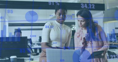 İş verileri, ofiste çalışan iki kadının görüntülerini gösteriyor. tartışma, toplantı, teknoloji, takım çalışması, işbirliği, çalışma alanı