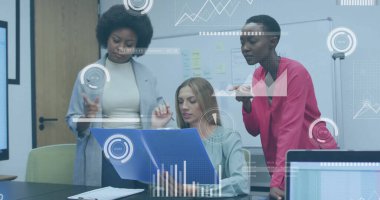 İşletme veri analizi, çeşitli ekiplerin ofisteki belgeleri incelemesi üzerine görüntü analizi yapıyor. Takım çalışması, işbirliği, strateji, toplantı, profesyoneller, planlama