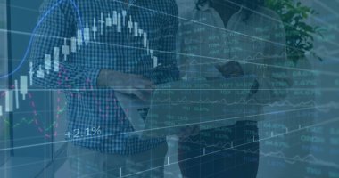 Mali veri tabloları ve grafikleri, bilgiyi analiz eden iş adamları üzerinde. finans, analitik, raporlar, bilgisayar, toplantı, takım çalışması