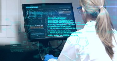 Laboratuvardaki beyaz kadın bilim adamı üzerinde kimyasal formül ve veri işleme görüntüsü. Küresel bilim, bilgisayar ve dijital arayüz kavramı dijital olarak oluşturulmuş görüntü.