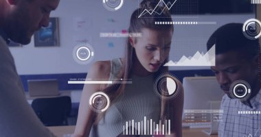 İşletme veri analizi, çeşitli meslektaşların ofiste tartıştığı bir görüntü üzerine. takım çalışması, işbirliği, istatistik, tablolar, grafikler, beyin fırtınası