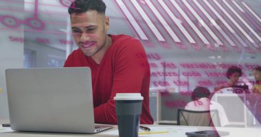 Ofisteki çeşitli iş adamlarıyla ilgili finansal veri işleme resmi. Küresel finans, iş, bağlantılar, hesaplama ve veri işleme kavramı dijital olarak oluşturuldu.