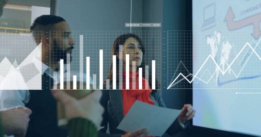 Veri işleme ve çeşitli meslektaşların ofiste konuştuğu diyagramların görüntüsü. İş, teknoloji ve dijital arayüz kavramı dijital olarak oluşturuldu.