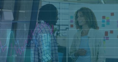 Ofisteki çeşitli iş adamlarıyla ilgili finansal veri işleme resmi. Küresel finans, iş, bağlantılar, hesaplama ve veri işleme kavramı dijital olarak oluşturuldu.