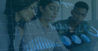 Çeşitli iş adamlarının iş görüşmeleri üzerine veri işleme ve diyagramların görüntüsü. Teknoloji, iş ve dijital arayüz kavramı dijital olarak oluşturulmuş görüntü.