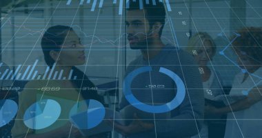 Çeşitli iş adamlarının iş görüşmeleri üzerine veri işleme ve diyagramların görüntüsü. Teknoloji, iş ve dijital arayüz kavramı dijital olarak oluşturulmuş görüntü.