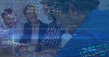 Çeşitli iş adamlarının iş görüşmeleri üzerine veri işleme ve diyagramların görüntüsü. Teknoloji, iş ve dijital arayüz kavramı dijital olarak oluşturulmuş görüntü.