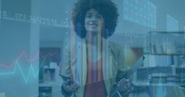 Akıllı telefon ve dokümanları elinde tutan bir iş kadını, ofis üzerinde finansal veri işleme görüntüsü. finans, teknoloji, şirket, meslek, analiz, yürütme