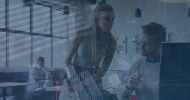 Ofisteki çeşitli iş adamlarıyla ilgili finansal veri işleme resmi. Küresel finans, iş, bağlantılar, hesaplama ve veri işleme kavramı dijital olarak oluşturuldu.