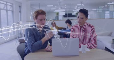 Ofiste birlikte çalışan çeşitli iş adamlarının veri işleme görüntüsü. Küresel finans, iş, bağlantılar, hesaplama ve veri işleme kavramı dijital olarak oluşturuldu.