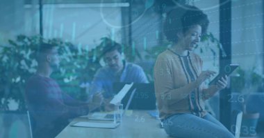 Ofisteki çeşitli iş adamlarıyla ilgili finansal veri işleme resmi. Küresel finans, iş, bağlantılar, hesaplama ve veri işleme kavramı dijital olarak oluşturuldu.