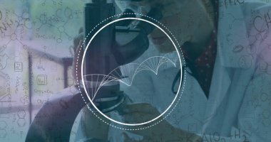 Kimyasal denklemler üzerinde DNA ipliği ve mikroskop kullanan beyaz erkek bilim adamı görüntüsü. Teknoloji ve dijital arayüz kavramı dijital olarak oluşturuldu.