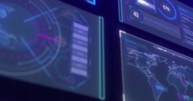 Çeşitli ekranlar üzerinde fütüristik veri işleme görüntüsüyle dijital arayüz. Teknoloji, yenilik, yüksek teknoloji, siber, yapay zeka, analitik