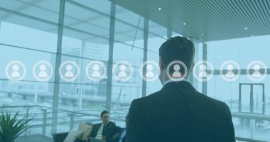 Ofisteki çeşitli iş adamları üzerinde çalışan insan simgeleri ve veri işleme resmi. Küresel finans, iş, bağlantılar, hesaplama ve veri işleme kavramı dijital olarak oluşturuldu.