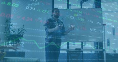 Ofisteki iki ırklı iş adamının mali veri işleme görüntüsü. Küresel finans, iş, bağlantılar, hesaplama ve veri işleme kavramı dijital olarak oluşturuldu.