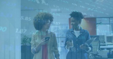 Ofisteki çeşitli iş adamlarıyla ilgili finansal veri işleme resmi. Küresel finans, iş, bağlantılar, hesaplama ve veri işleme kavramı dijital olarak oluşturuldu.