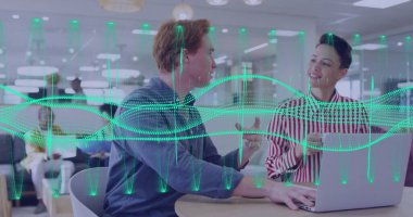 Ofiste birlikte çalışan çeşitli iş adamlarının finansal veri işleme görüntüsü. Küresel finans, iş, bağlantılar, hesaplama ve veri işleme kavramı dijital olarak oluşturuldu.