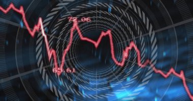 Siyah arkaplandaki halkaların üzerinde dijital veri işleme resmi. Dijital olarak oluşturulmuş küresel bağlantılar, hesaplama ve veri işleme kavramı.